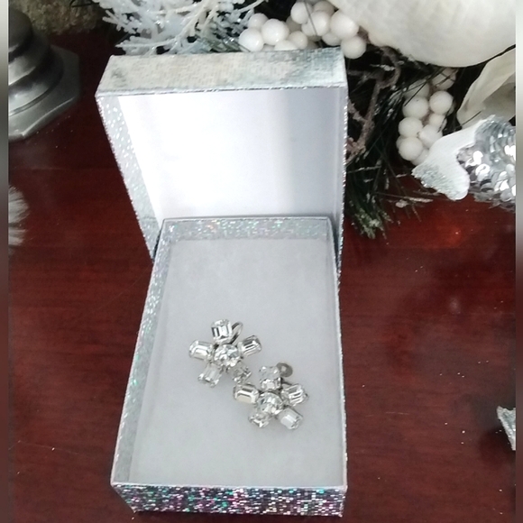 Vintage Albert Weiss Floral Earrings - Picture 9 of 13